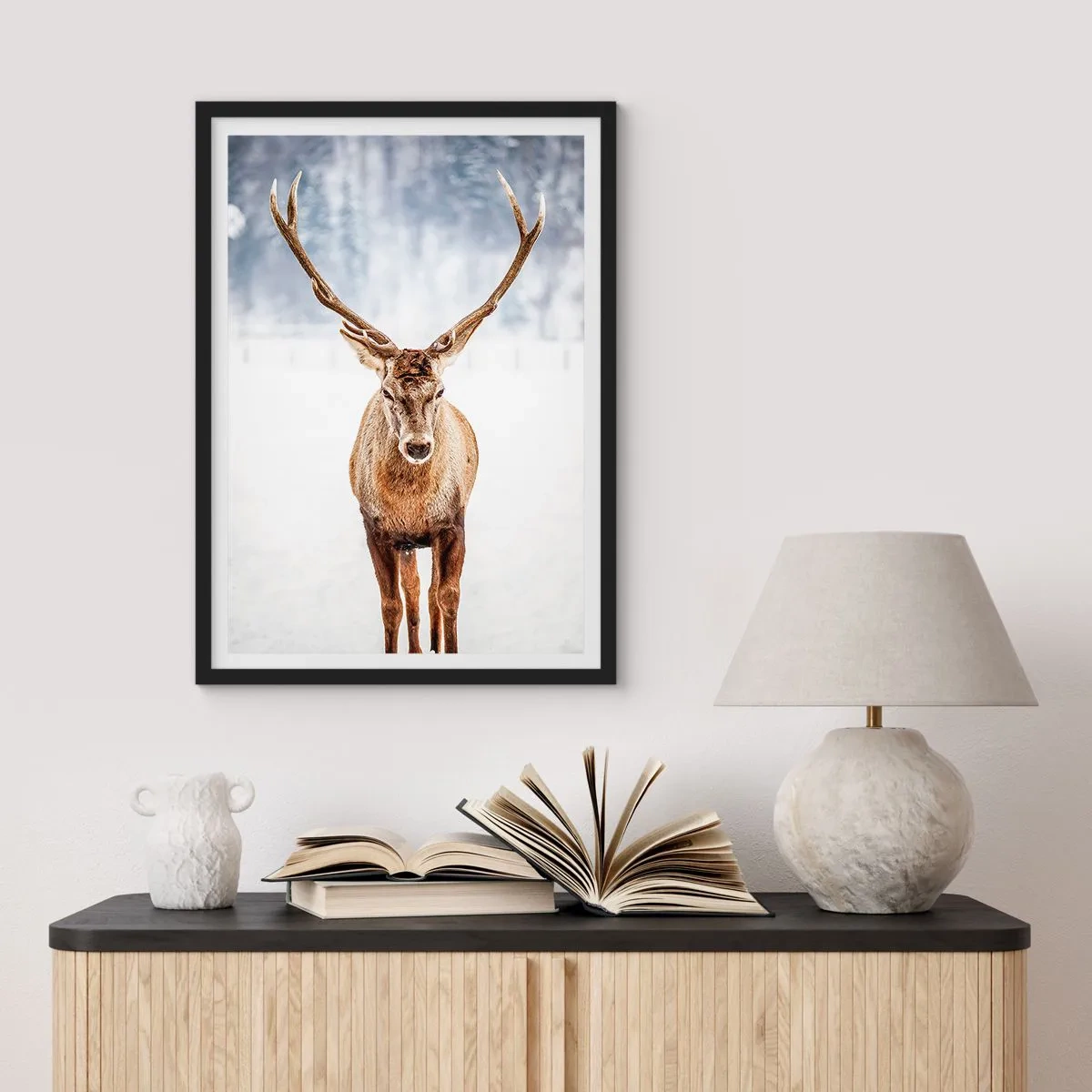 Affisch i svart ram - En ståtlig hjort mot bakgrund av ett vinterlandskap - 50x70cm - Rakt från snödimman - Modern väggdekoration för vardagsrum och sovrum ARTTOR