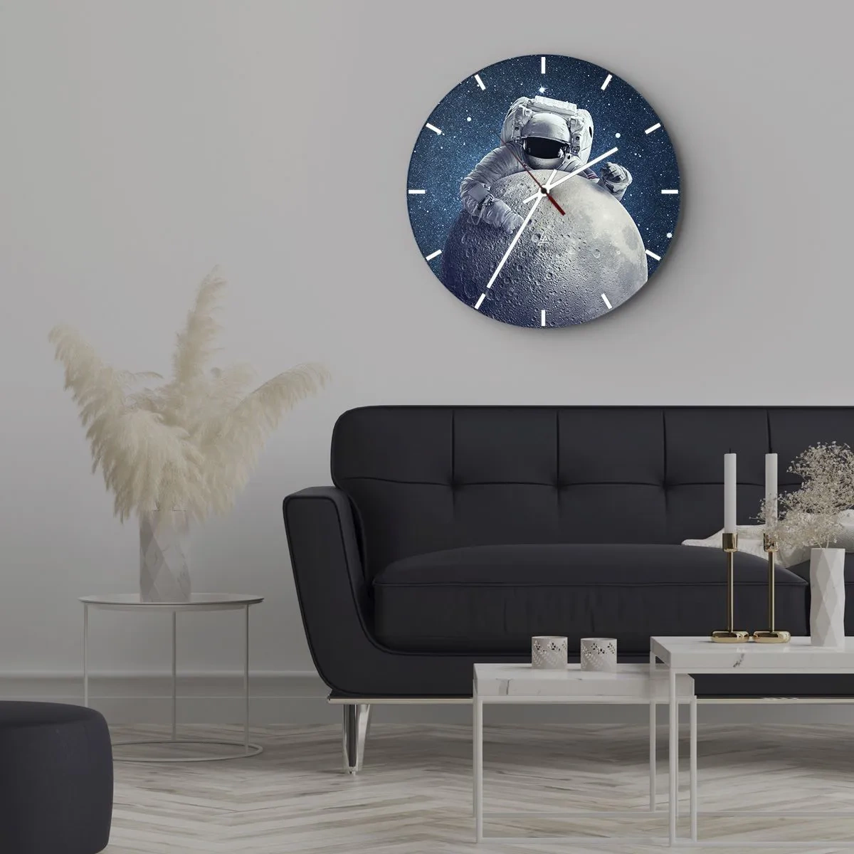 Väggklocka - Klocka på glas - Astronaut som håller månen mot bakgrund av rymden - 30x30cm - Skojare i rymden - Modern väggdekoration för vardagsrum, kök och sovrum ARTTOR