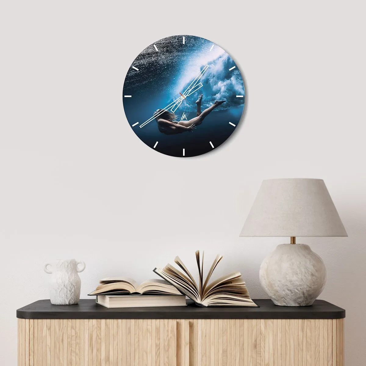 Väggklocka - Klocka på glas - En kvinna under vattnet i en dynamisk bild - 30x30cm - Modern sjöjungfru - Modern väggdekoration för vardagsrum, kök och sovrum ARTTOR