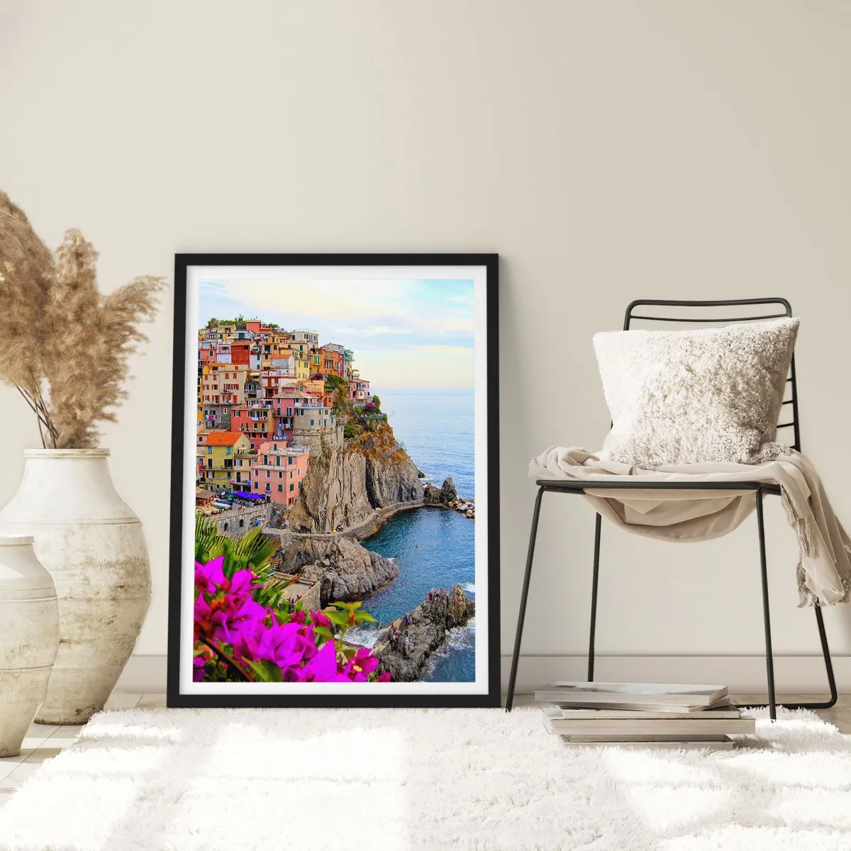 Affisch i svart ram - Utsikt över färgglada byggnader på en klippa ovanför havet - 50x70cm - Skrattande stad - Modern väggdekoration för vardagsrum och sovrum ARTTOR