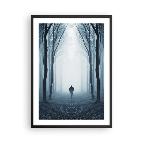 Affisch i svart ram - En man i en dimmig skog, omgiven av träd - 50x70cm - Och allt är enkelt och klart - Modern väggdekoration för vardagsrum och sovrum ARTTOR