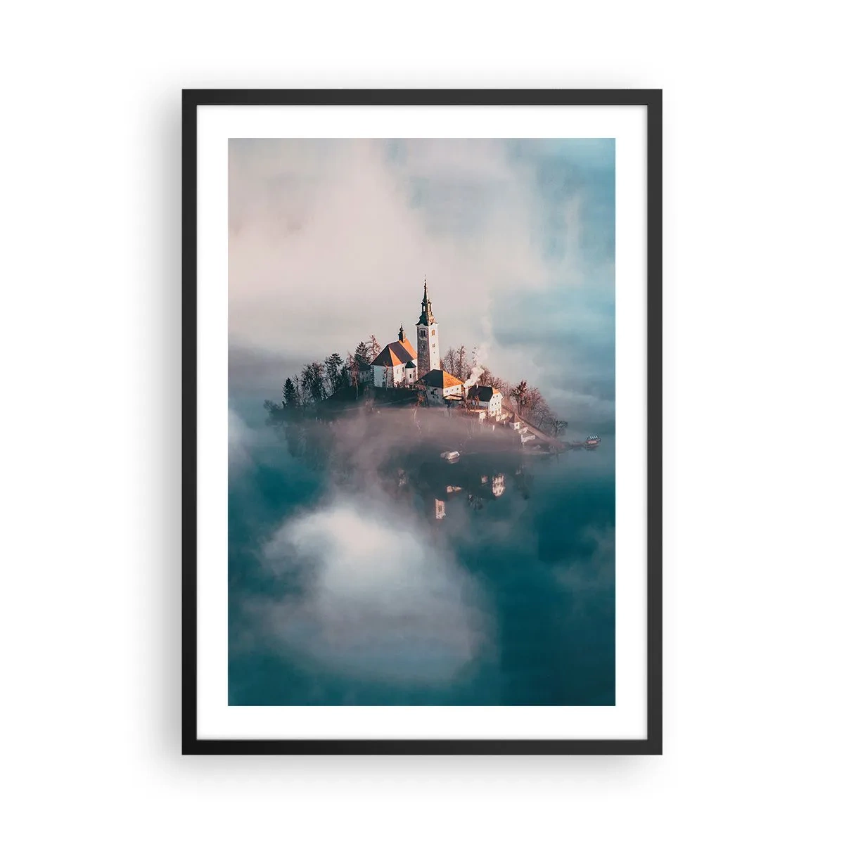 Affisch i svart ram - En kyrka på en ö omgiven av dimma och vatten - 50x70cm - Drömö - Modern väggdekoration för vardagsrum och sovrum ARTTOR