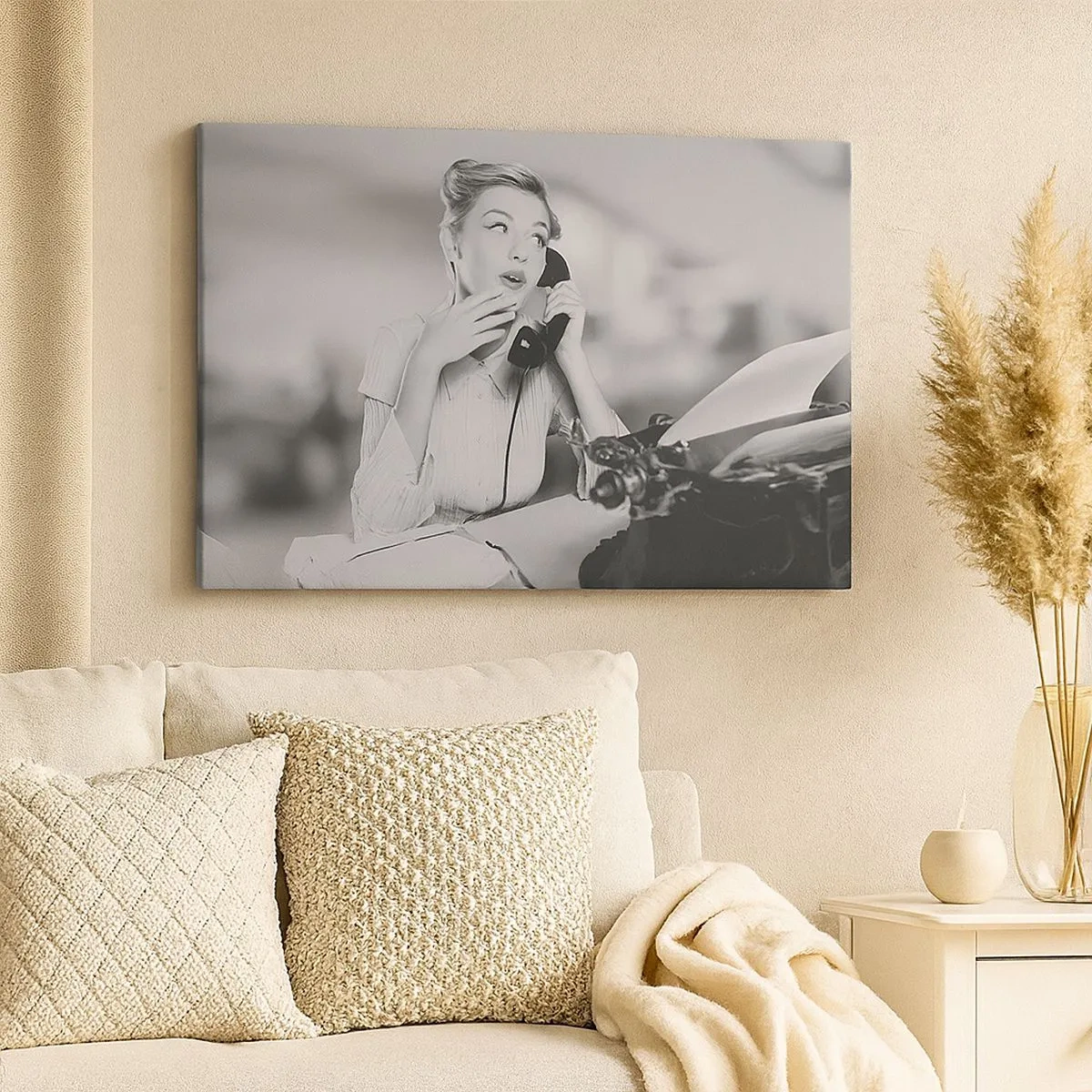 Canvastavla - Bild på duk - En kvinna som pratar i telefon vid en skrivmaskin - 70x50cm - Hallå, tillbaka till 50-talet. - Modern väggdekoration för vardagsrum och sovrum ARTTOR