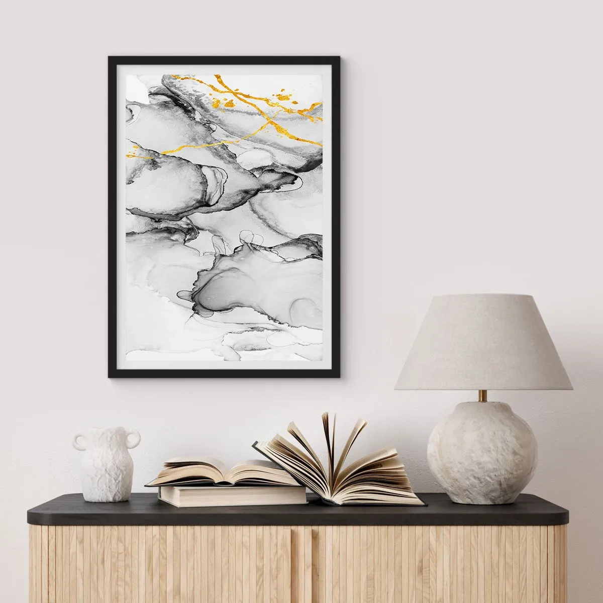 Affisch i svart ram - En abstrakt komposition i grå nyanser med guldaccenter. - 50x70cm - Komposition med guldmotiv - Modern väggdekoration för vardagsrum och sovrum ARTTOR