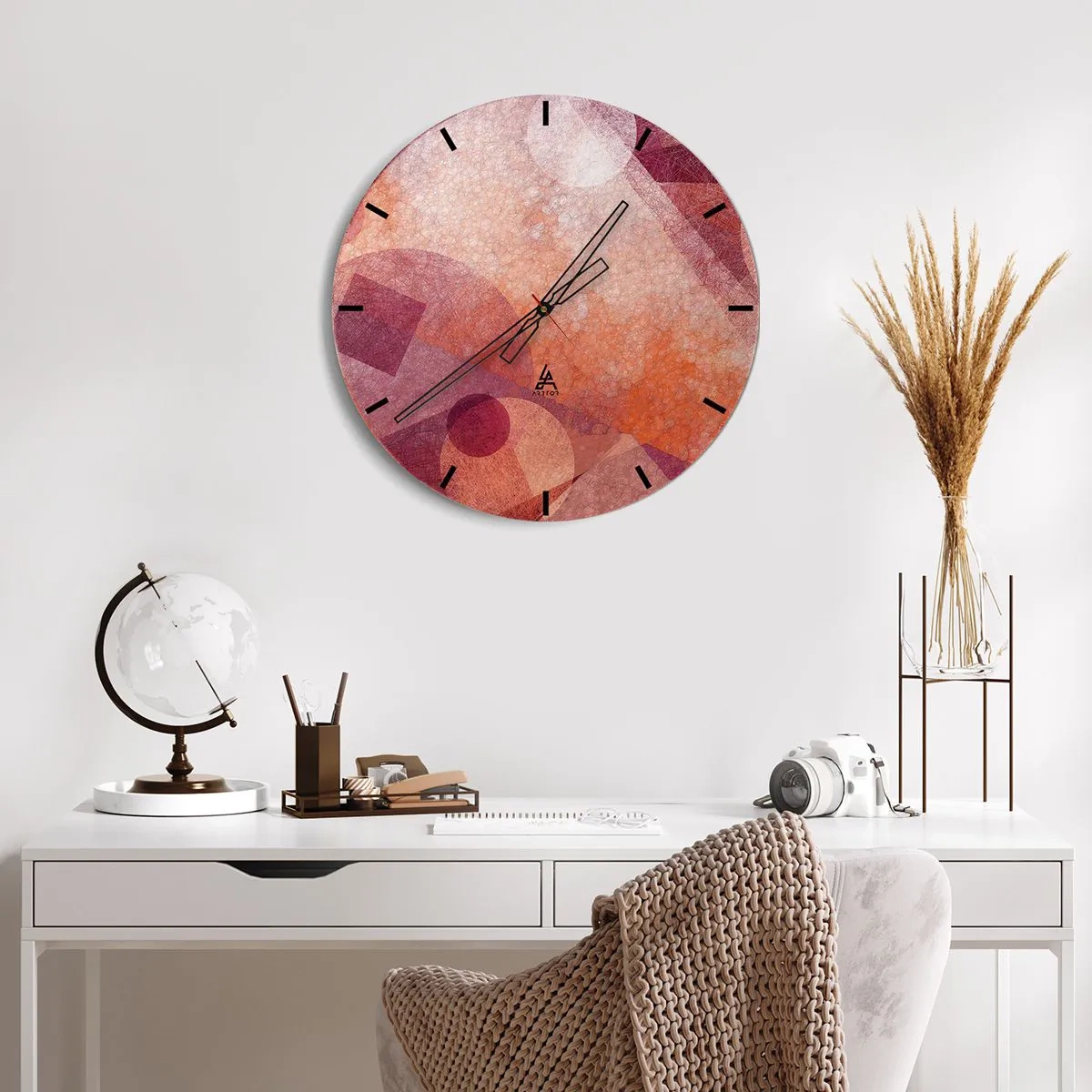 Väggklocka - Klocka på glas - Geometriska mönster i nyanser av rosa och orange - 30x30cm - Geometriska omvandlingar i rosa - Modern väggdekoration för vardagsrum, kök och sovrum ARTTOR