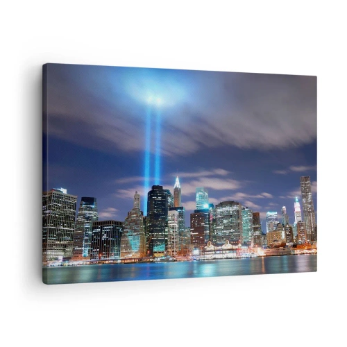 Canvastavla - Bild på duk - Nattstadspanorama med två ljusa ljusstrålar på himlen - 70x50cm - Nå himlen med ljuset - Modern väggdekoration för vardagsrum och sovrum ARTTOR