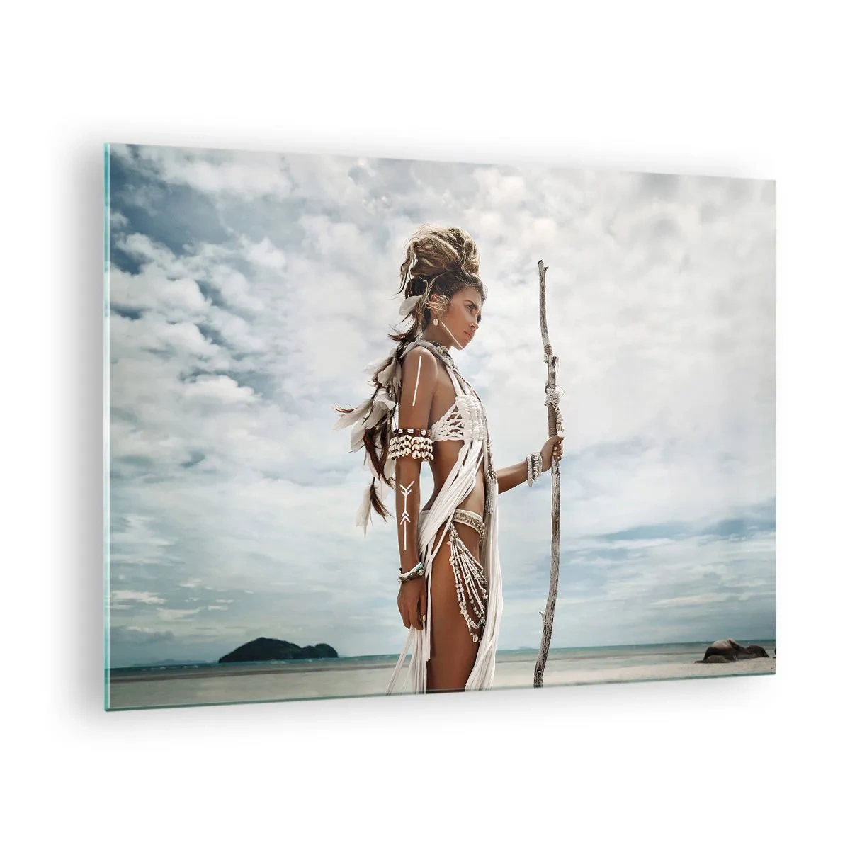 Glastavla - Bild på glas - En exotisk figur mot stranden och himlen - 70x50cm - Tropikens drottning - Modern väggdekoration för vardagsrum och sovrum ARTTOR