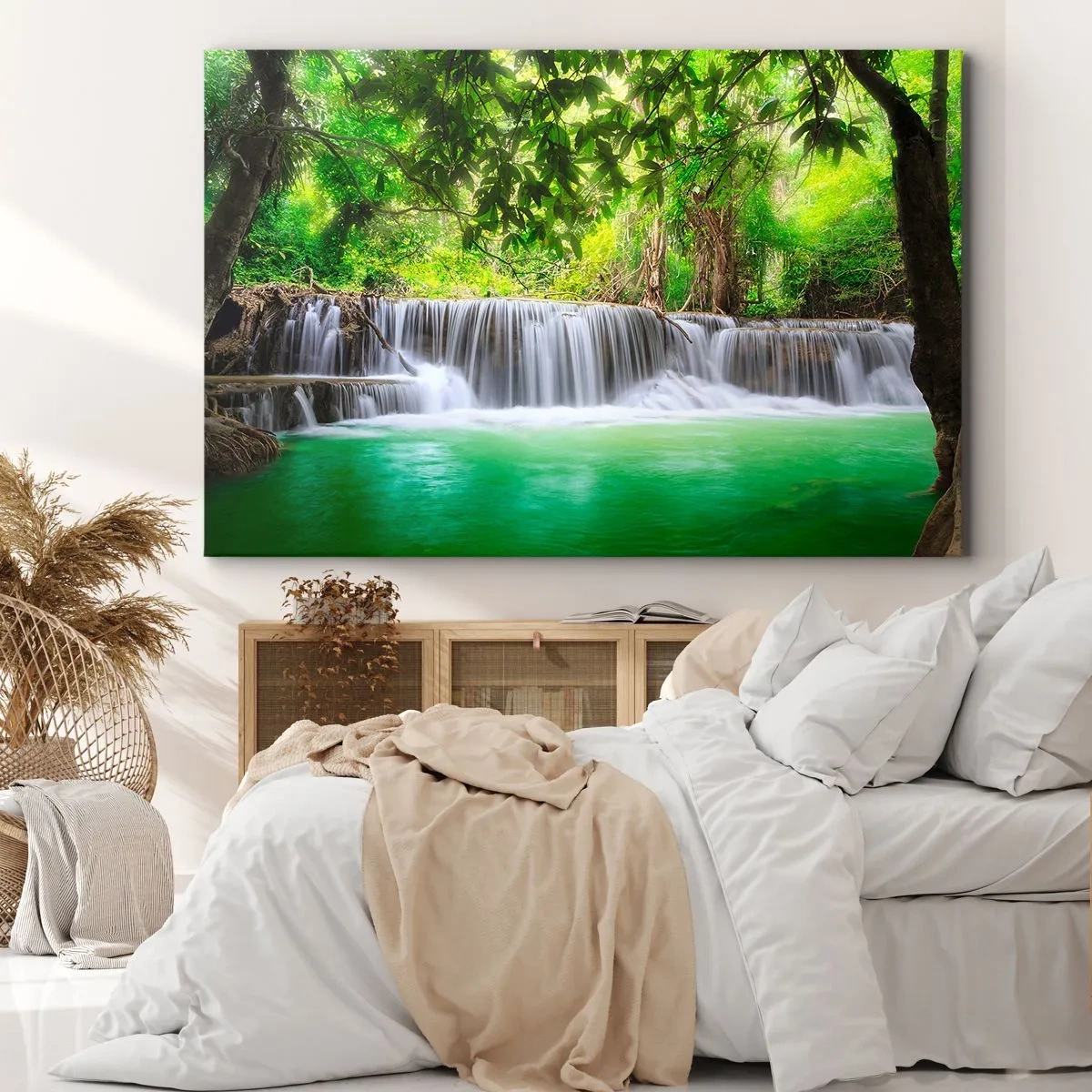 Canvastavla - Bild på duk - Ett grönt vattenfall omgivet av tät tropisk vegetation - 70x50cm - Kaskad i det gröna - Modern väggdekoration för vardagsrum och sovrum ARTTOR