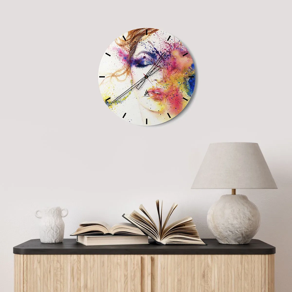 Väggklocka - Klocka på glas - Abstrakt porträtt av en kvinna i regnbågens färger - 30x30cm - Regnbågsyrsel - Modern väggdekoration för vardagsrum, kök och sovrum ARTTOR
