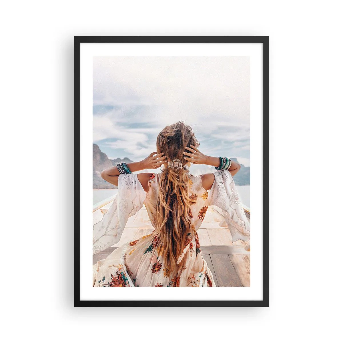 Affisch i svart ram - Kvinna i bohoklänning med utsikt över havet - 50x70cm - På väg mot lycka - Modern väggdekoration för vardagsrum och sovrum ARTTOR