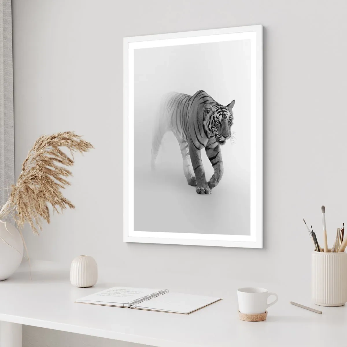 Affisch i vit ram - Gömd i dimman - 61x91 cm