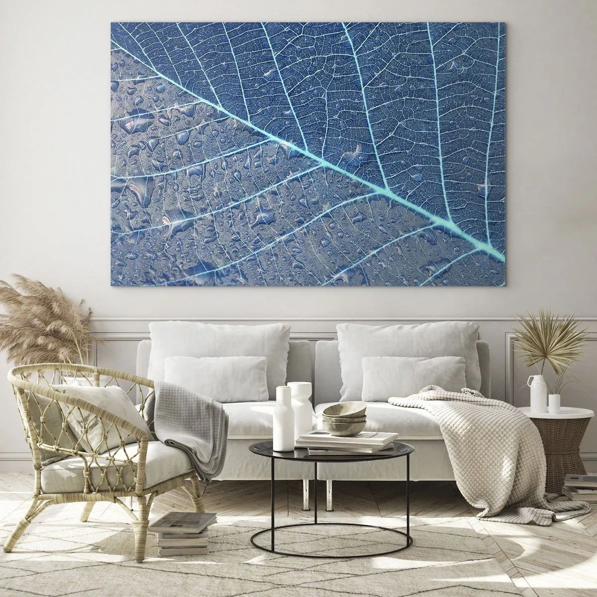 Glastavla - Bild på glas - Makrofotografi av ett löv med vattendroppar i nyanser av blått - 70x50cm - Livet i det blåa - Modern väggdekoration för vardagsrum och sovrum ARTTOR