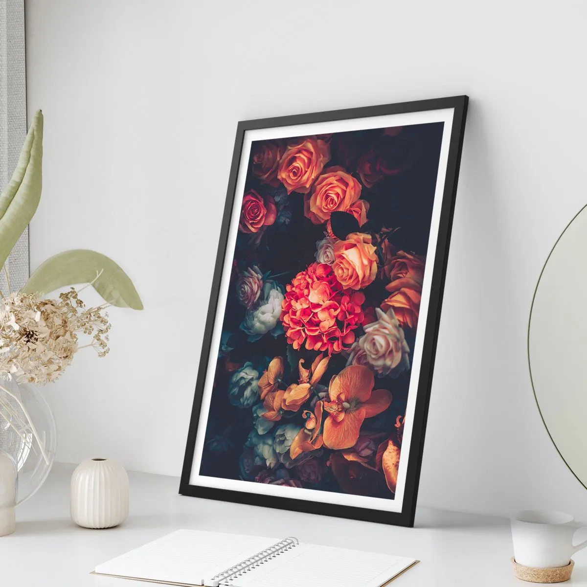 Affisch i svart ram - En komposition av mörka blommor med en antydan till barock estetik - 50x70cm - Som hos de holländska mästarna - Modern väggdekoration för vardagsrum och sovrum ARTTOR