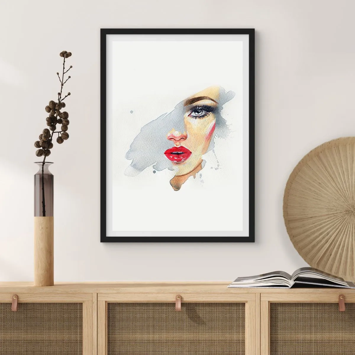 Affisch i svart ram - Akvarellporträtt av en kvinna med röda läppar - 50x70cm - Reflektion i vattendroppe - Modern väggdekoration för vardagsrum och sovrum ARTTOR
