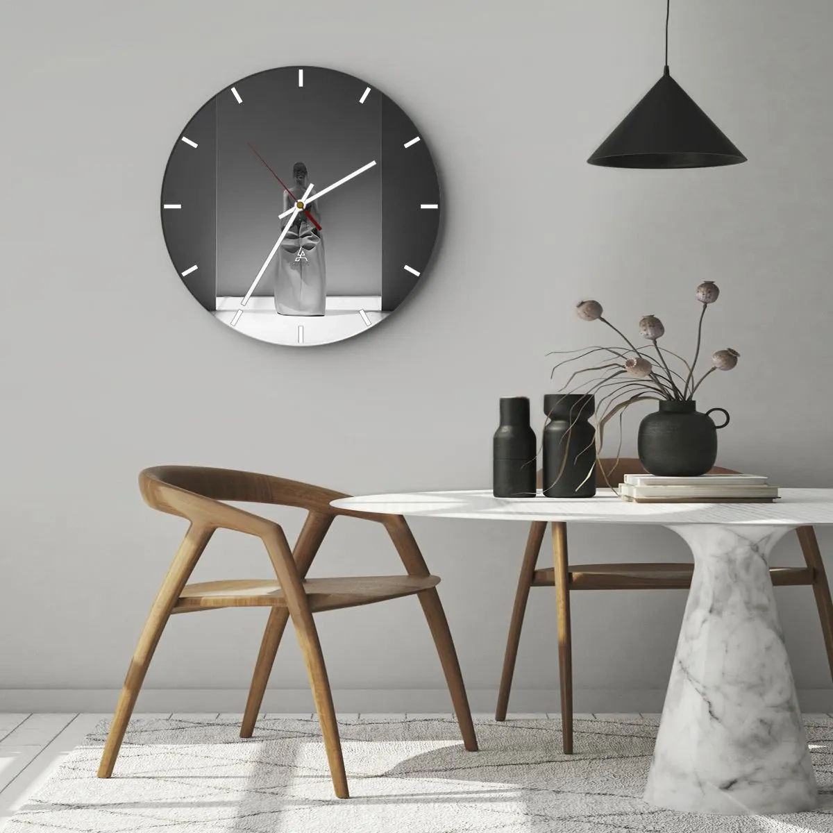 Väggklocka - Klocka på glas - Svartvit skulptur av en kvinna i ett minimalistiskt utrymme - 30x30cm - Raffinerad enkelhet - Modern väggdekoration för vardagsrum, kök och sovrum ARTTOR