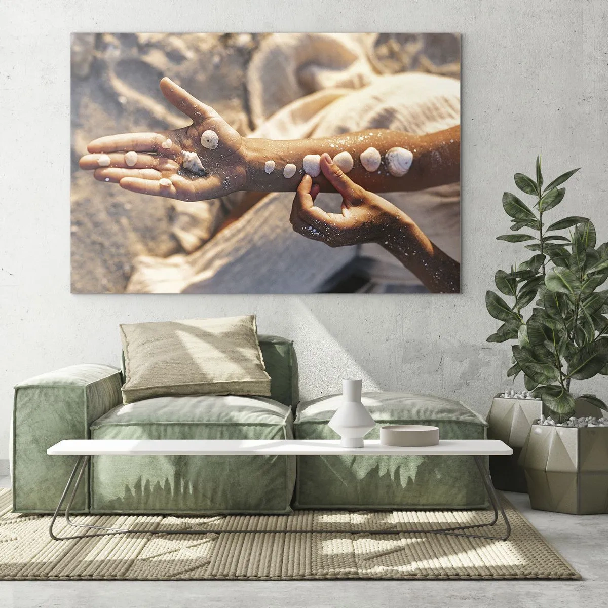 Glastavla - Bild på glas - Barns händer med snäckskal på en bakgrund av sand och tyg - 70x50cm - Skönhet inom handens räckvidd - Modern väggdekoration för vardagsrum och sovrum ARTTOR