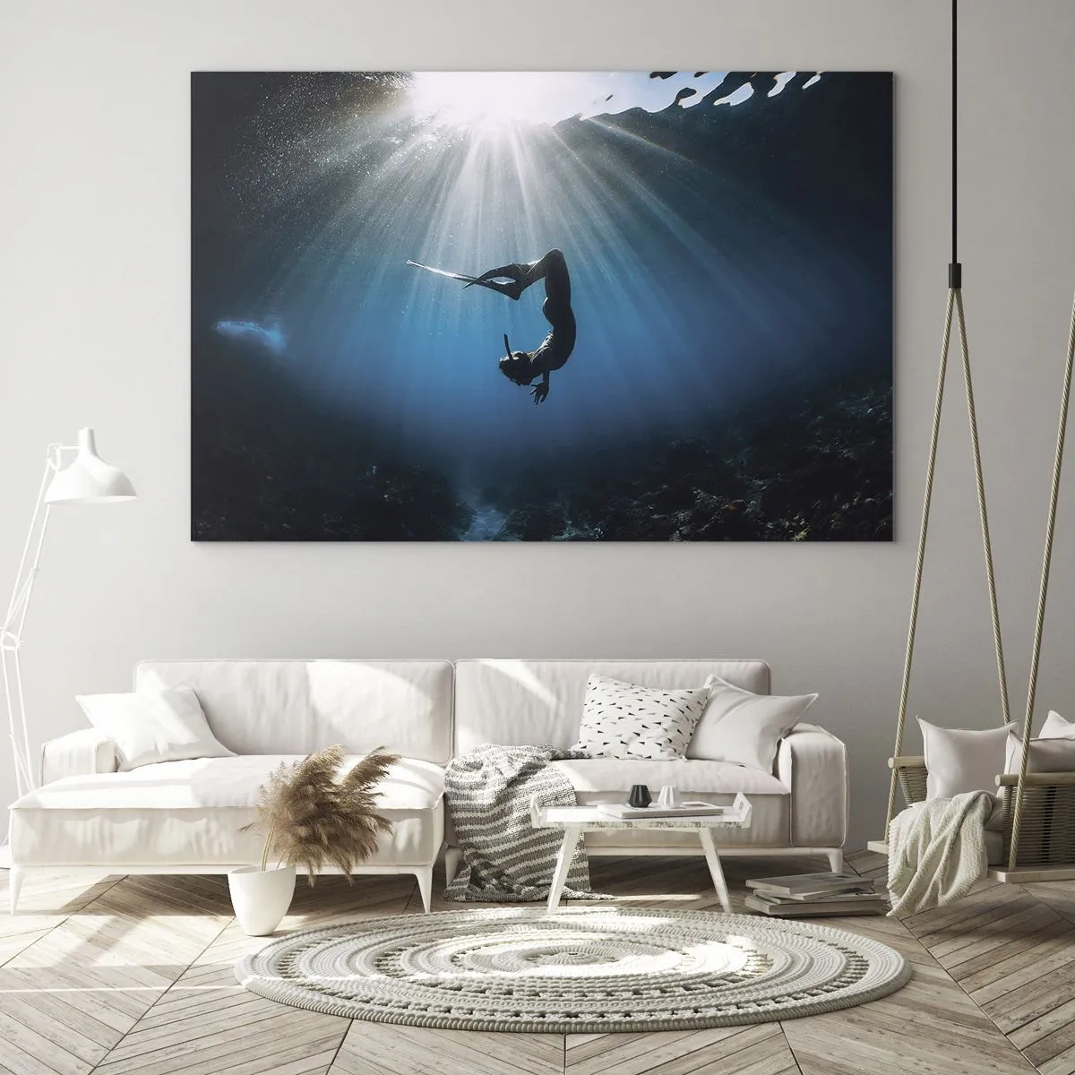 Glastavla - Bild på glas - En dykare som rör sig under vattnet i ljusets strålar - 70x50cm - Undervattendans - Modern väggdekoration för vardagsrum och sovrum ARTTOR