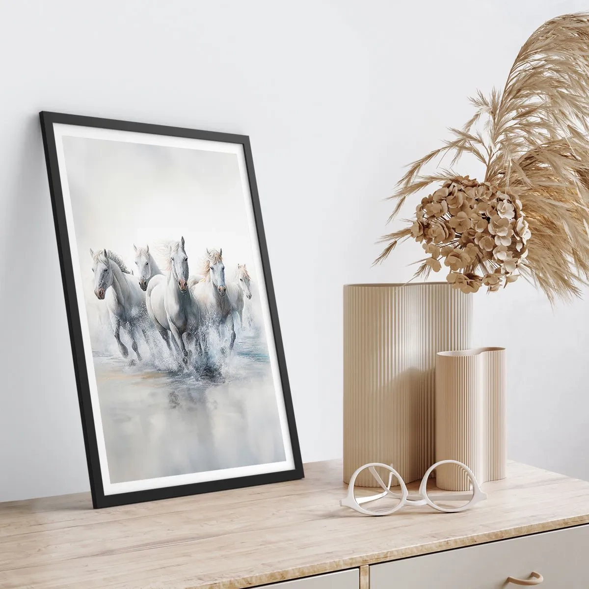 Affisch i svart ram - Vita hästar galopperar genom vatten i en dynamisk miljö - 50x70cm - Vit magi - Modern väggdekoration för vardagsrum och sovrum ARTTOR