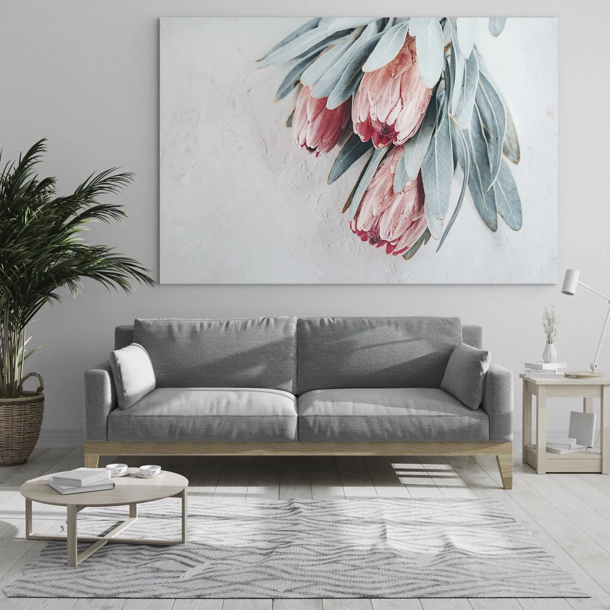 Glastavla - Bild på glas - Tre pastellfärgade proteablommor med blad på en ljus bakgrund - 70x50cm - Generad av sin skönhet - Modern väggdekoration för vardagsrum och sovrum ARTTOR