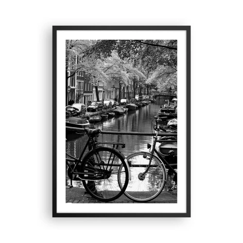 Affisch i svart ram - Svartvit vy över en kanal med cyklar i Amsterdam - 50x70cm - Mycket holländsk vy - Modern väggdekoration för vardagsrum och sovrum ARTTOR