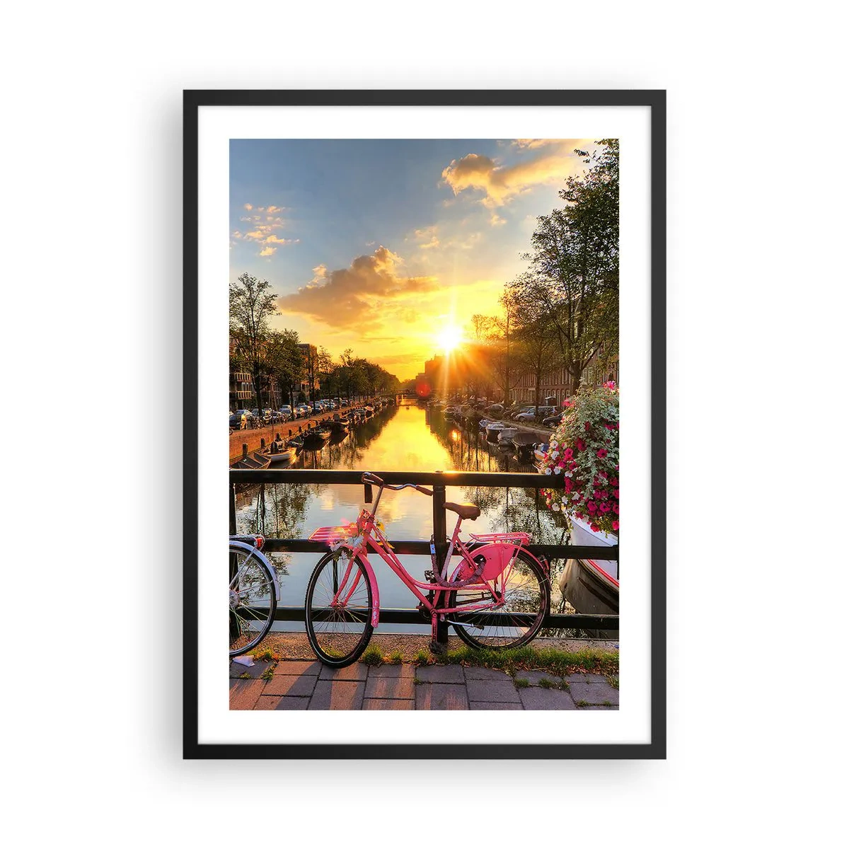 Affisch i svart ram - En rosa cykel på en bro över en kanal vid solnedgången - 50x70cm - Vårmorgon i Amsterdam - Modern väggdekoration för vardagsrum och sovrum ARTTOR