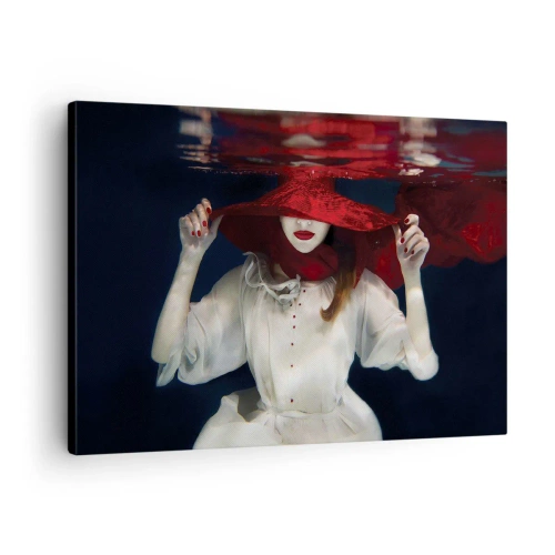 Canvastavla - Bild på duk - En kvinna i en röd hatt nedsänkt i vatten - 70x50cm - Konstig fru - Modern väggdekoration för vardagsrum och sovrum ARTTOR