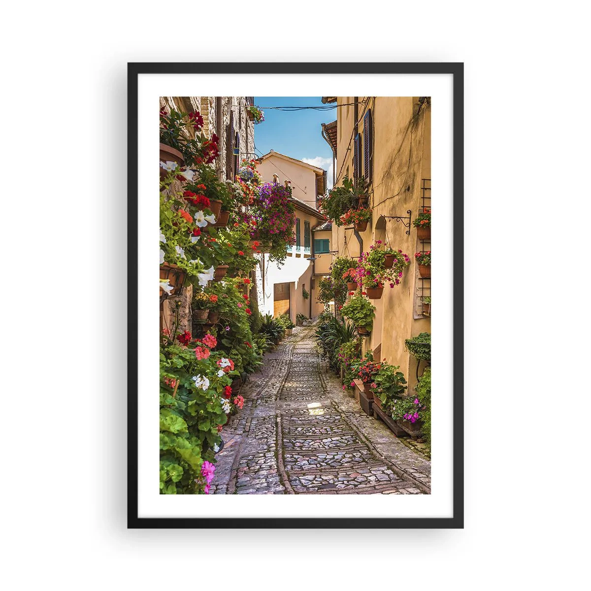 Affisch i svart ram - En charmig gata med blommor och en kullerstensstig på en solig dag - 50x70cm - Italiensk gränd - Modern väggdekoration för vardagsrum och sovrum ARTTOR