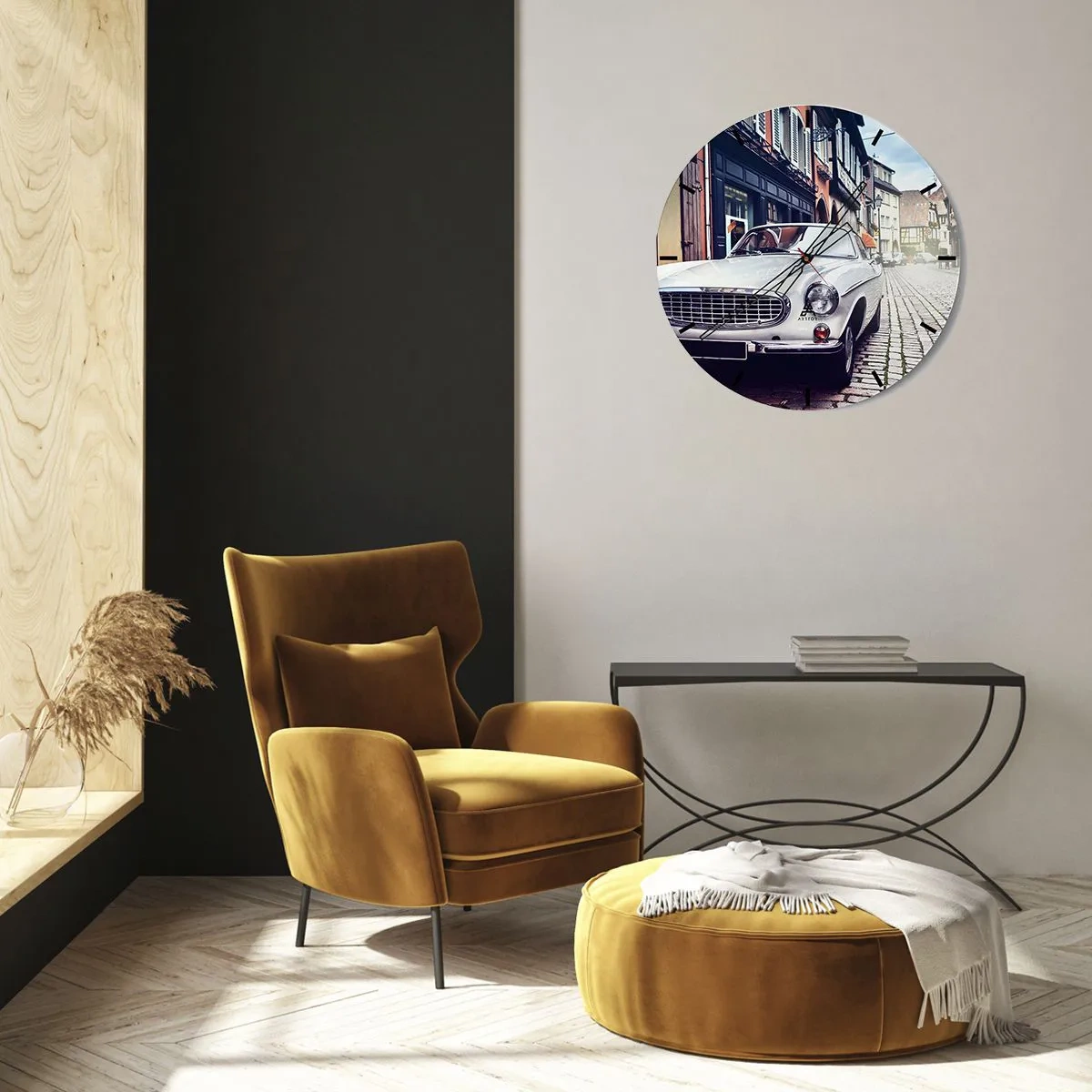 Väggklocka - Klocka på glas - En klassisk bil på en kullerstensgata omgiven av hyreshus - 30x30cm - Det förflutna är idag - Modern väggdekoration för vardagsrum, kök och sovrum ARTTOR