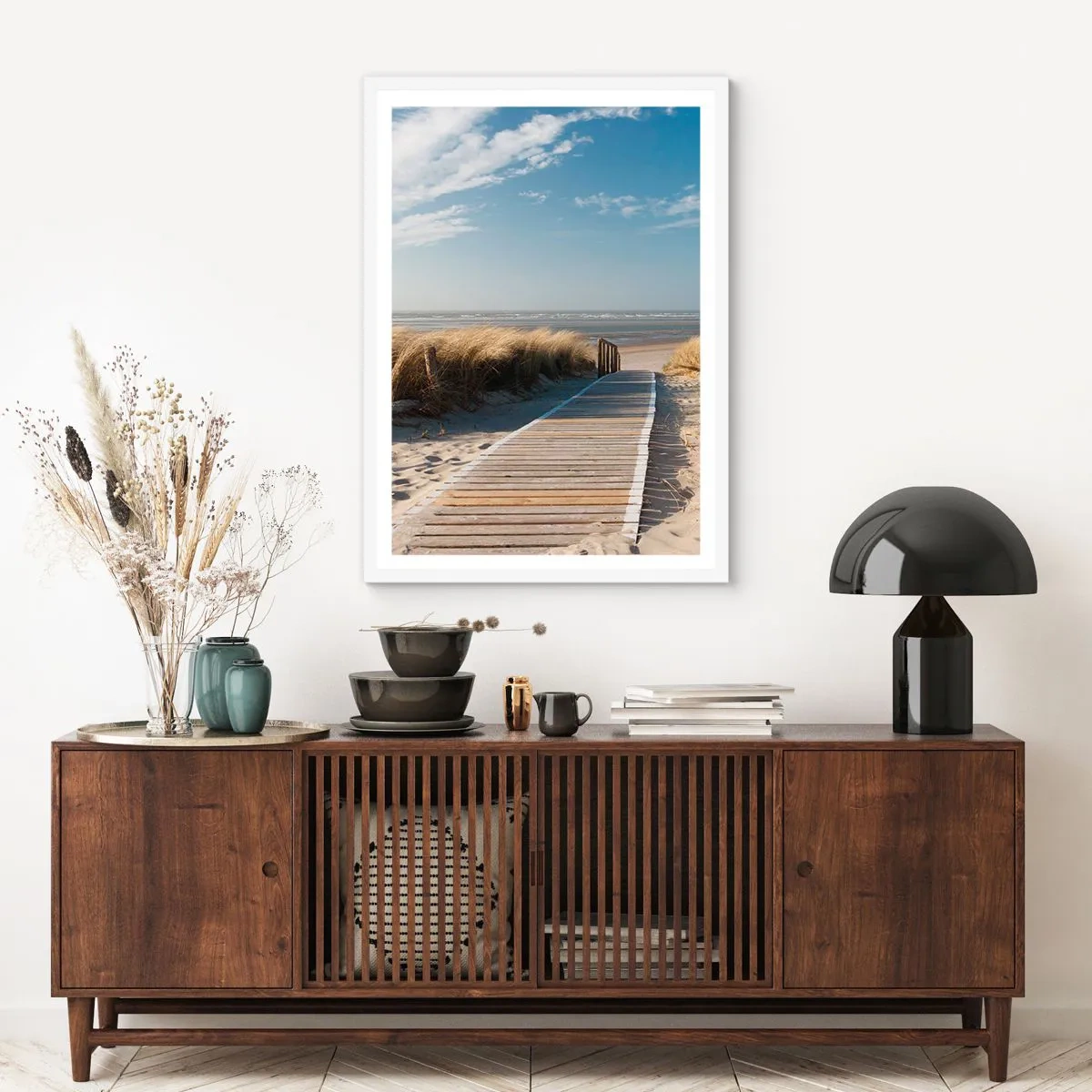 Affisch i vit ram - Bortom sanddynan, i gräsets brus - 70x100 cm