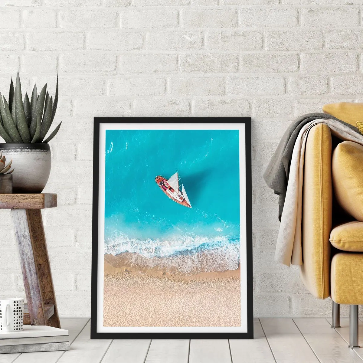 Affisch i svart ram - En yacht mot det blå havet vid kusten - 50x70cm - På gränsen mellan blå och guld - Modern väggdekoration för vardagsrum och sovrum ARTTOR