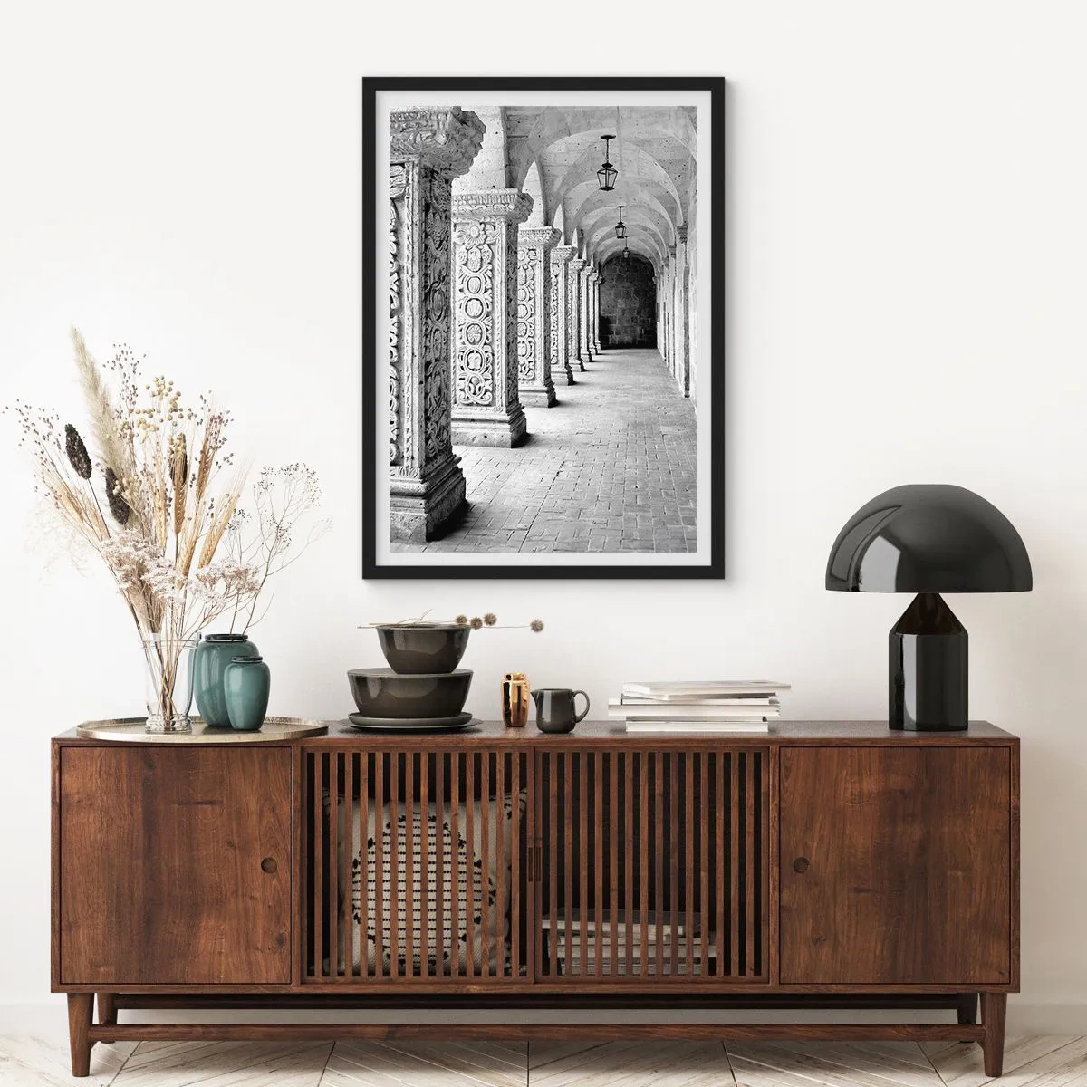 Affisch i svart ram - Ett svartvitt fotografi av ett historiskt kloster med kolonner - 50x70cm - Och vart tar det vägen? - Modern väggdekoration för vardagsrum och sovrum ARTTOR