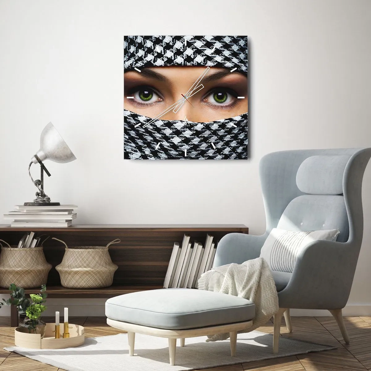 Väggklocka - Klocka på glas - Beslöjad grönögd skönhet - 30x30 cm