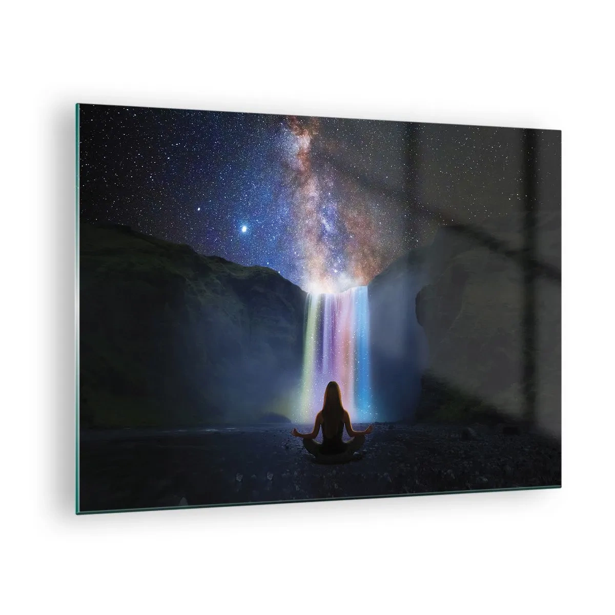 Glastavla - Bild på glas - Meditation framför ett färgglatt vattenfall på natten - 70x50cm - Absolut harmoni - Modern väggdekoration för vardagsrum och sovrum ARTTOR