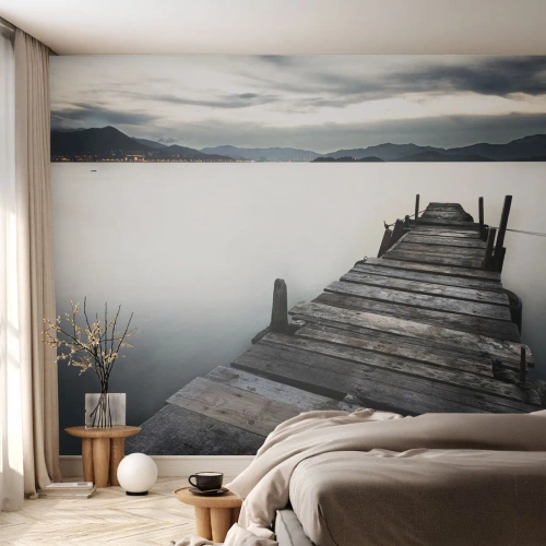 Fototapet Standard Eco - En träbrygga över en lugn sjö i skymningen - 100x70cm - Doppa sig i lugnet - Modern väggdekoration för vardagsrum och sovrum ARTTOR
