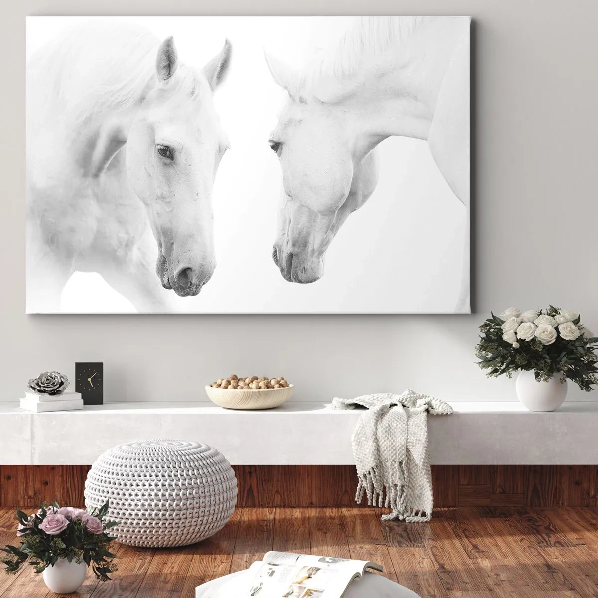 Canvastavla - Bild på duk - Ett minimalistiskt porträtt av två vita hästar - 70x50cm - Är det vänskap…? - Modern väggdekoration för vardagsrum och sovrum ARTTOR