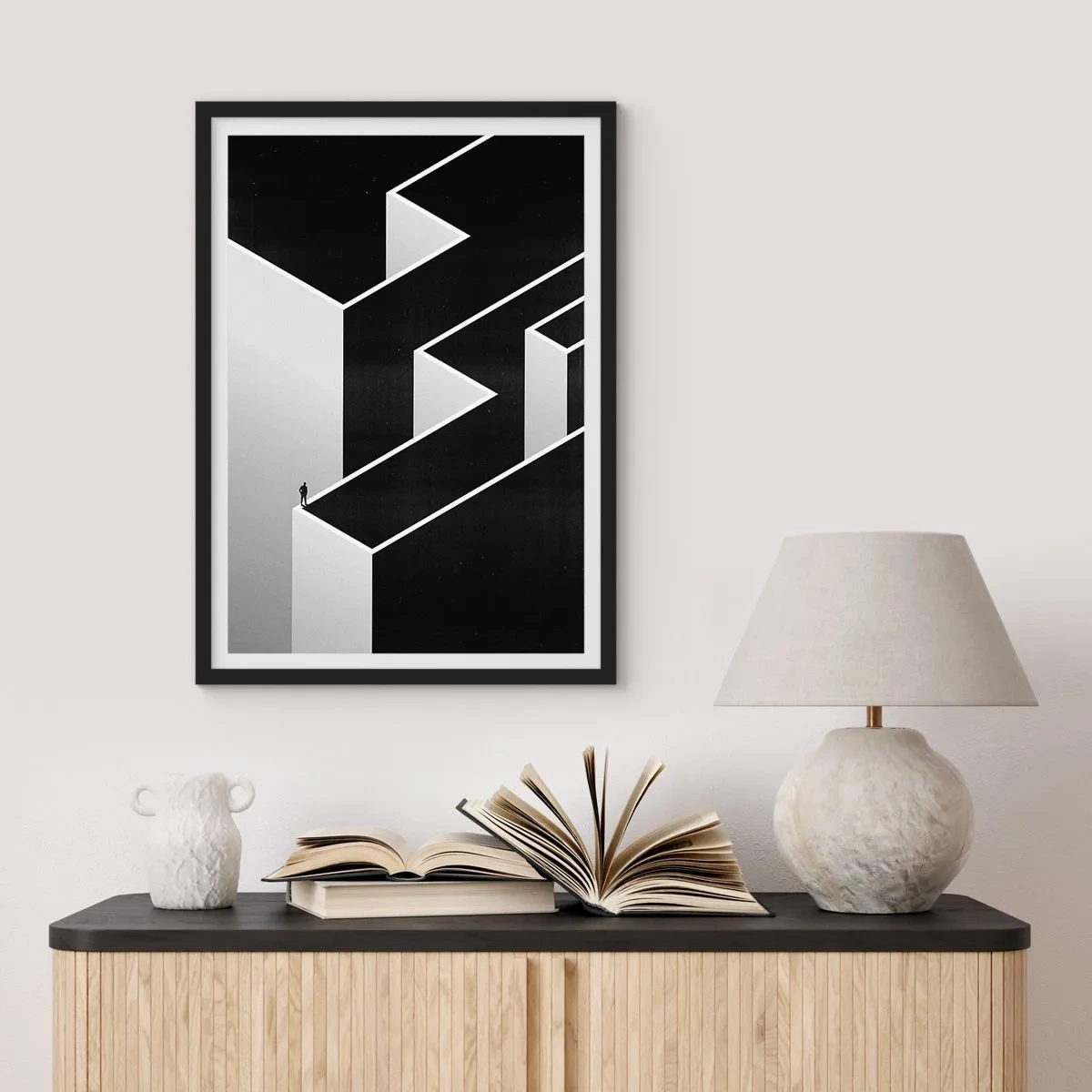 Affisch i svart ram - En minimalistisk labyrint i svartvitt - 50x70cm - Ensamhet på toppen - Modern väggdekoration för vardagsrum och sovrum ARTTOR