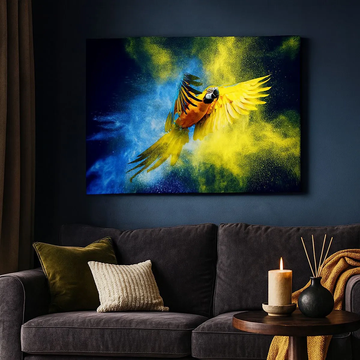 Canvastavla - Bild på duk - En papegoja i flykt mot en bakgrund av färgglada explosioner av gult och blått. - 70x50cm - I blå-gult damm - Modern väggdekoration för vardagsrum och sovrum ARTTOR