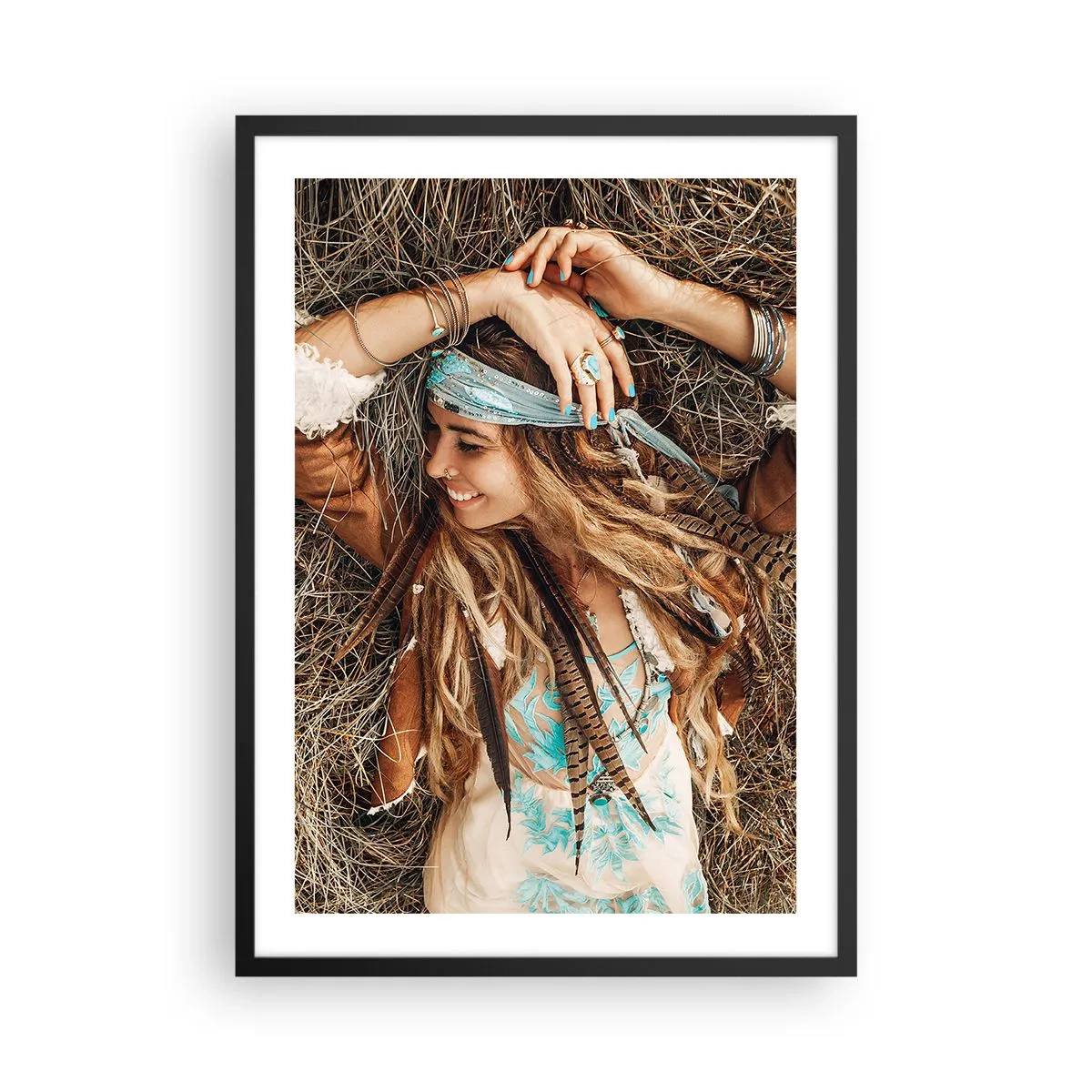 Affisch i svart ram - En boho-stil kvinna med dreadlocks och ornament mot en bakgrund av torrt gräs. - 50x70cm - På väg till kärlekens sommar - Modern väggdekoration för vardagsrum och sovrum ARTTOR