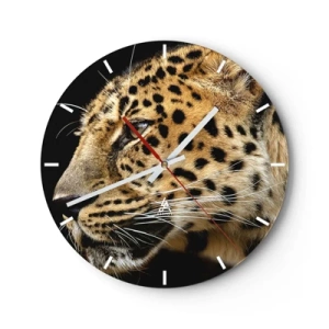 Väggklocka - Klocka på glas - Närbild av en leopards huvud mot en svart bakgrund - 30x30cm - Lugn, fokuserad, redo - Modern väggdekoration för vardagsrum, kök och sovrum ARTTOR