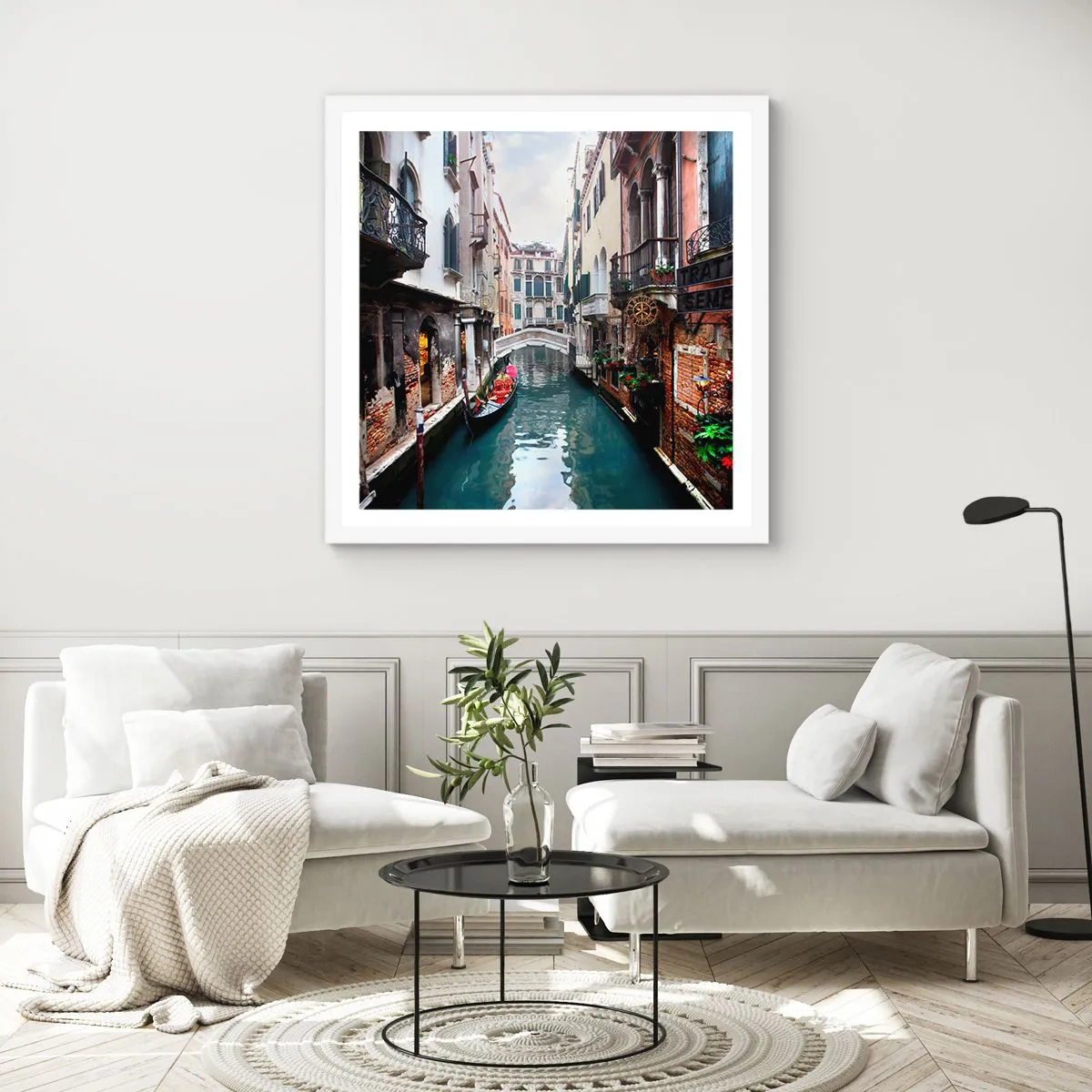 Affisch i vit ram - Venedig-landskap med gondol och bro - 40x40 cm