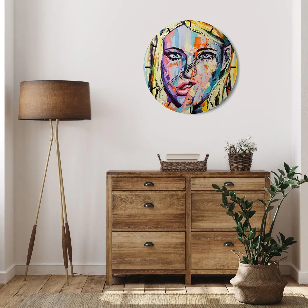 Väggklocka - Klocka på glas - Konstnärligt porträtt av en kvinna i färgglada färger - 30x30cm - Titta henne rakt in i ögonen - Modern väggdekoration för vardagsrum, kök och sovrum ARTTOR