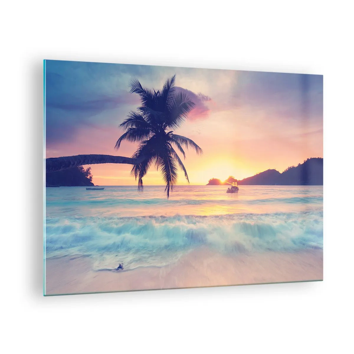 Glastavla - Bild på glas - Palmstrand vid solnedgången med en båt vid horisonten - 70x50cm - En kväll i viken - Modern väggdekoration för vardagsrum och sovrum ARTTOR