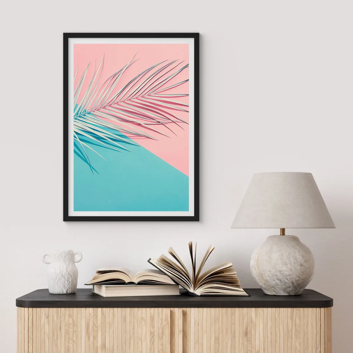 Affisch i svart ram - En palmträd mot en bakgrund av pastellrosa och blå färger - 50x70cm - Tropisk impression - Modern väggdekoration för vardagsrum och sovrum ARTTOR