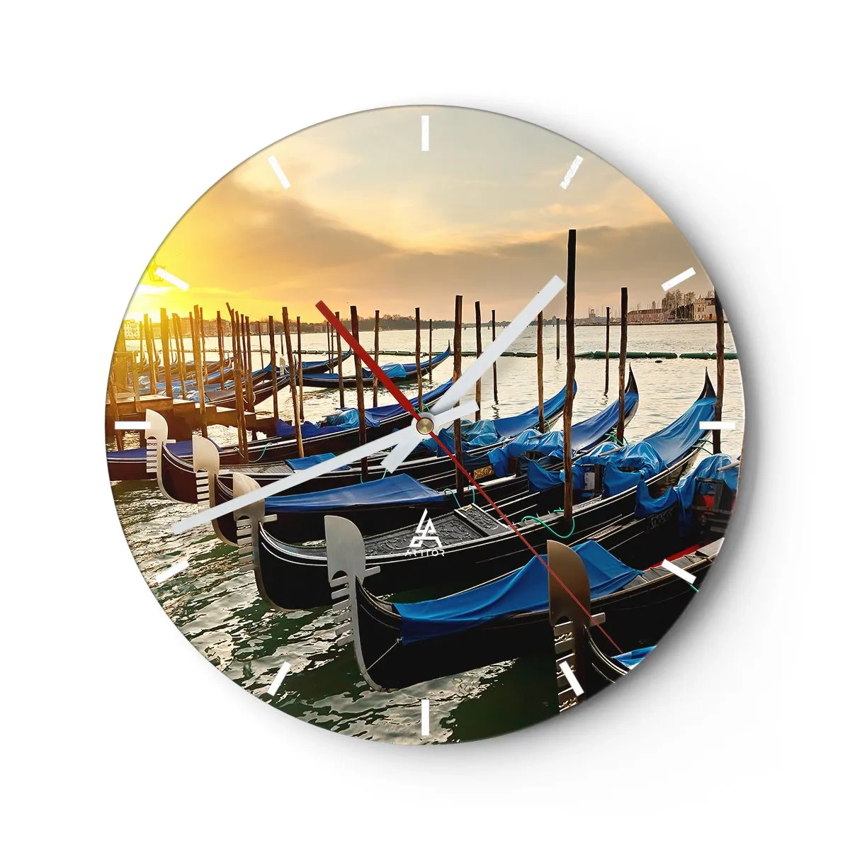 Väggklocka - Klocka på glas - Gondoler förtöjda vid vattnet vid solnedgången med utsikt över staden - 30x30cm - Innan bullret kommer hit - Modern väggdekoration för vardagsrum, kök och sovrum ARTTOR