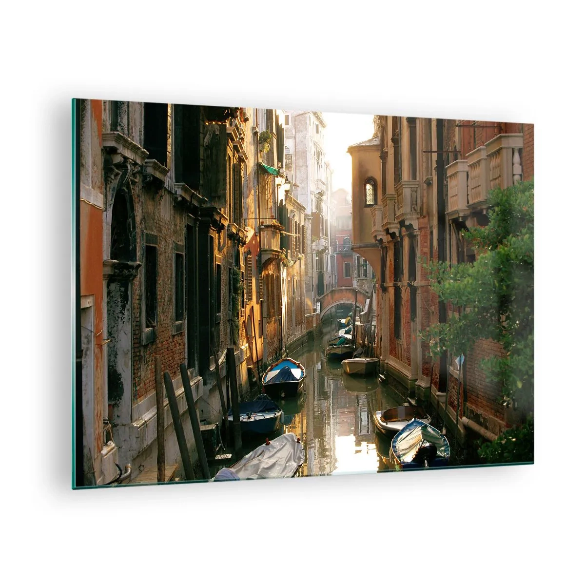 Glastavla - Bild på glas - En venetiansk kanal med båtar omgivna av historiska hyreshus - 70x50cm - På en gränd i Venedig - Modern väggdekoration för vardagsrum och sovrum ARTTOR