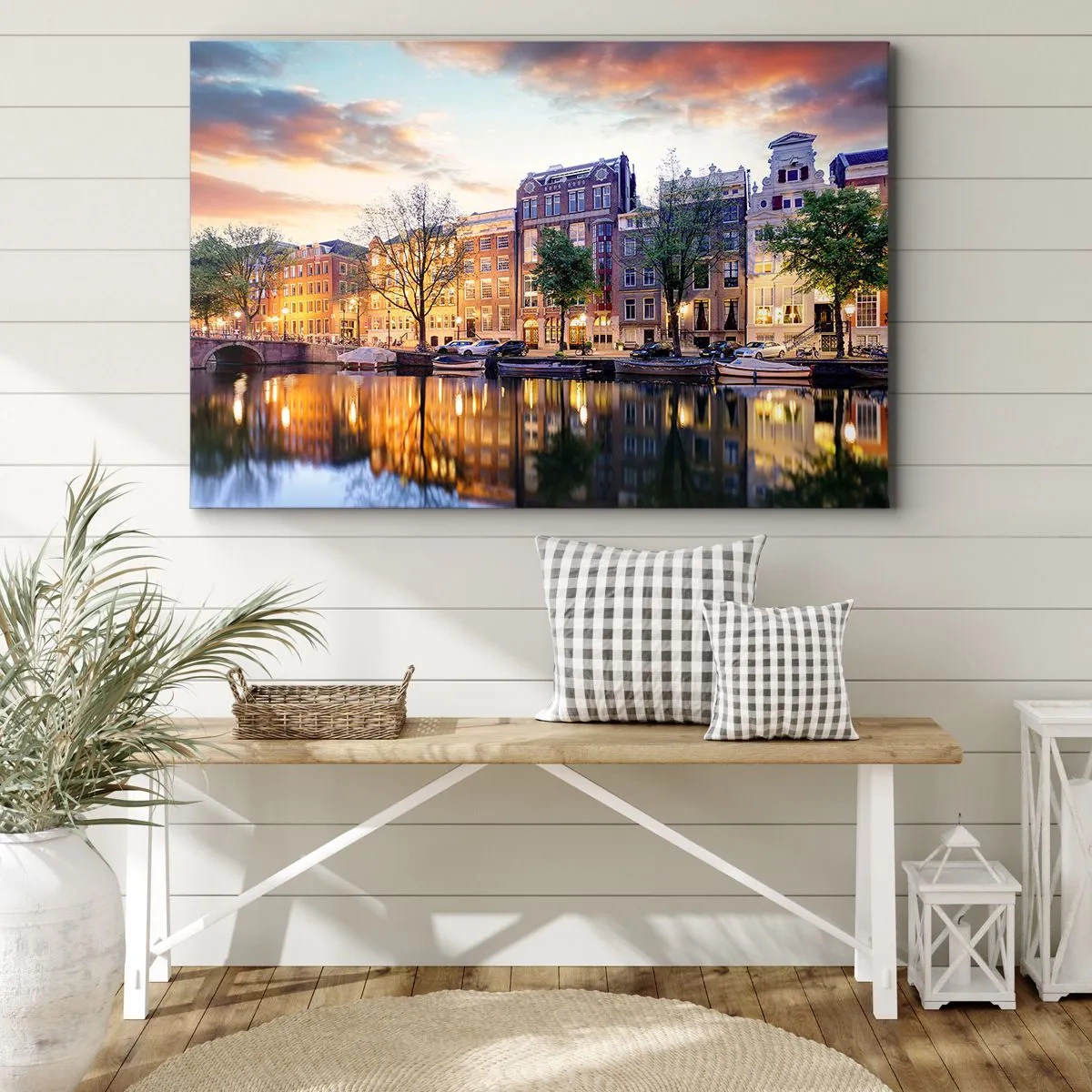 Canvastavla - Bild på duk - Kanal med reflektion av hyreshus i kvällsljuset - 70x50cm - Återhållsam och lugn holländsk skönhet - Modern väggdekoration för vardagsrum och sovrum ARTTOR