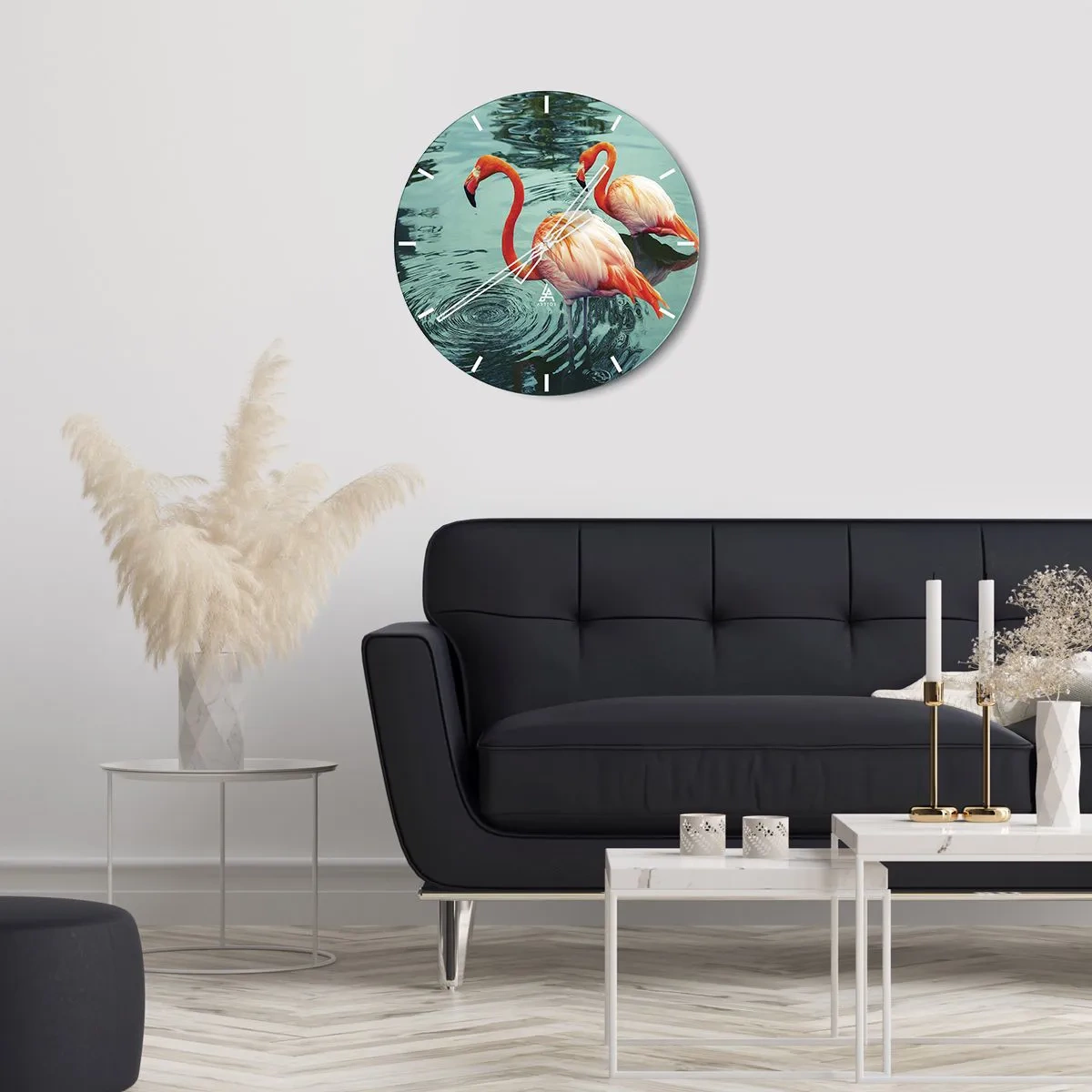 Väggklocka - Klocka på glas - Två flamingos på vattnet med sin reflektion i den lugna ytan - 30x30cm - Nu är vi på modet - Modern väggdekoration för vardagsrum, kök och sovrum ARTTOR