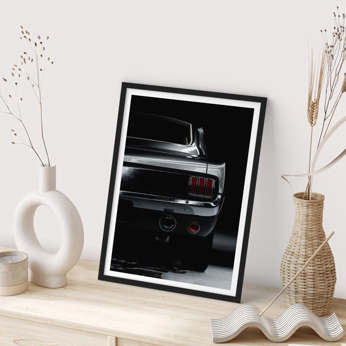 Affisch i svart ram - En snygg tolkning av bakdelen av en klassisk bil - 50x70cm - Klassisk charm - Modern väggdekoration för vardagsrum och sovrum ARTTOR