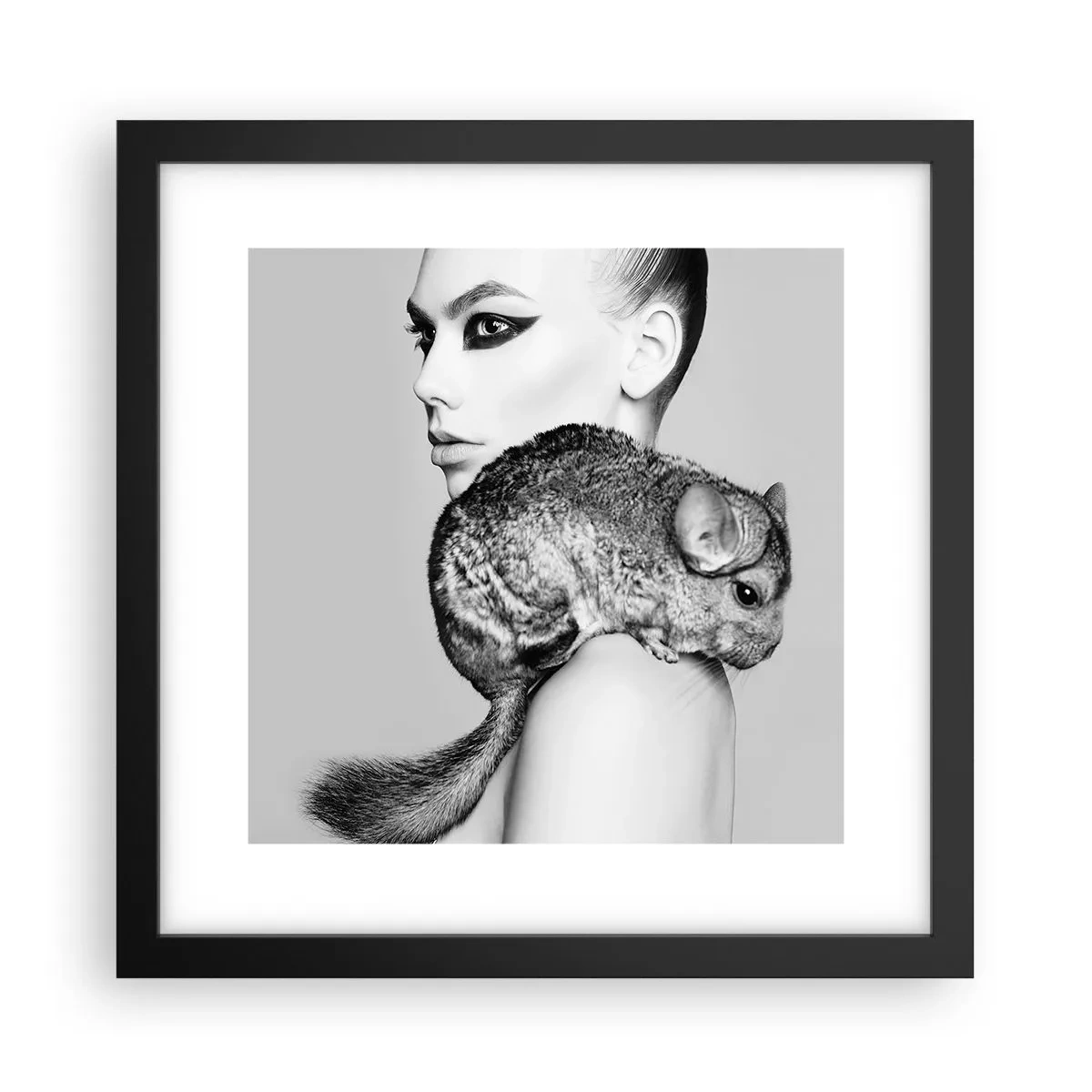 Affisch i svart ram - Dam med chinchilla - 30x30 cm