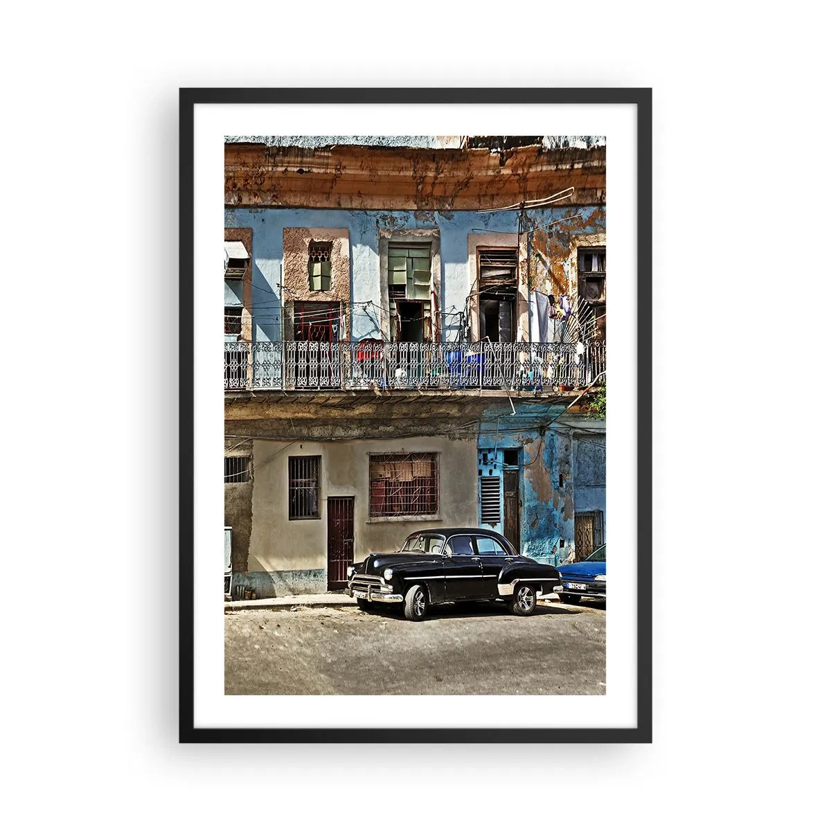 Affisch i svart ram - Ett gammalt hyreshus med en klassisk bil - 50x70cm - Havana stämning - Modern väggdekoration för vardagsrum och sovrum ARTTOR